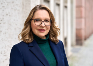 Saskia Uppenkamp | Stills & Motion – Prof. Dr. Claudia Kemfert